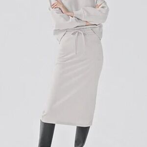 NWT MIDI SKIRT SIZE S